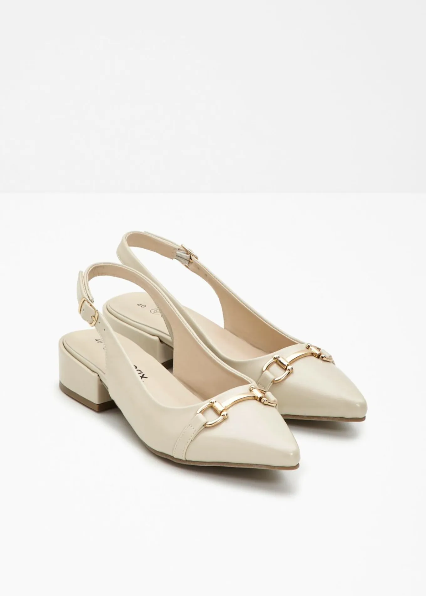 Zapatos de tacón con talón al descubierto