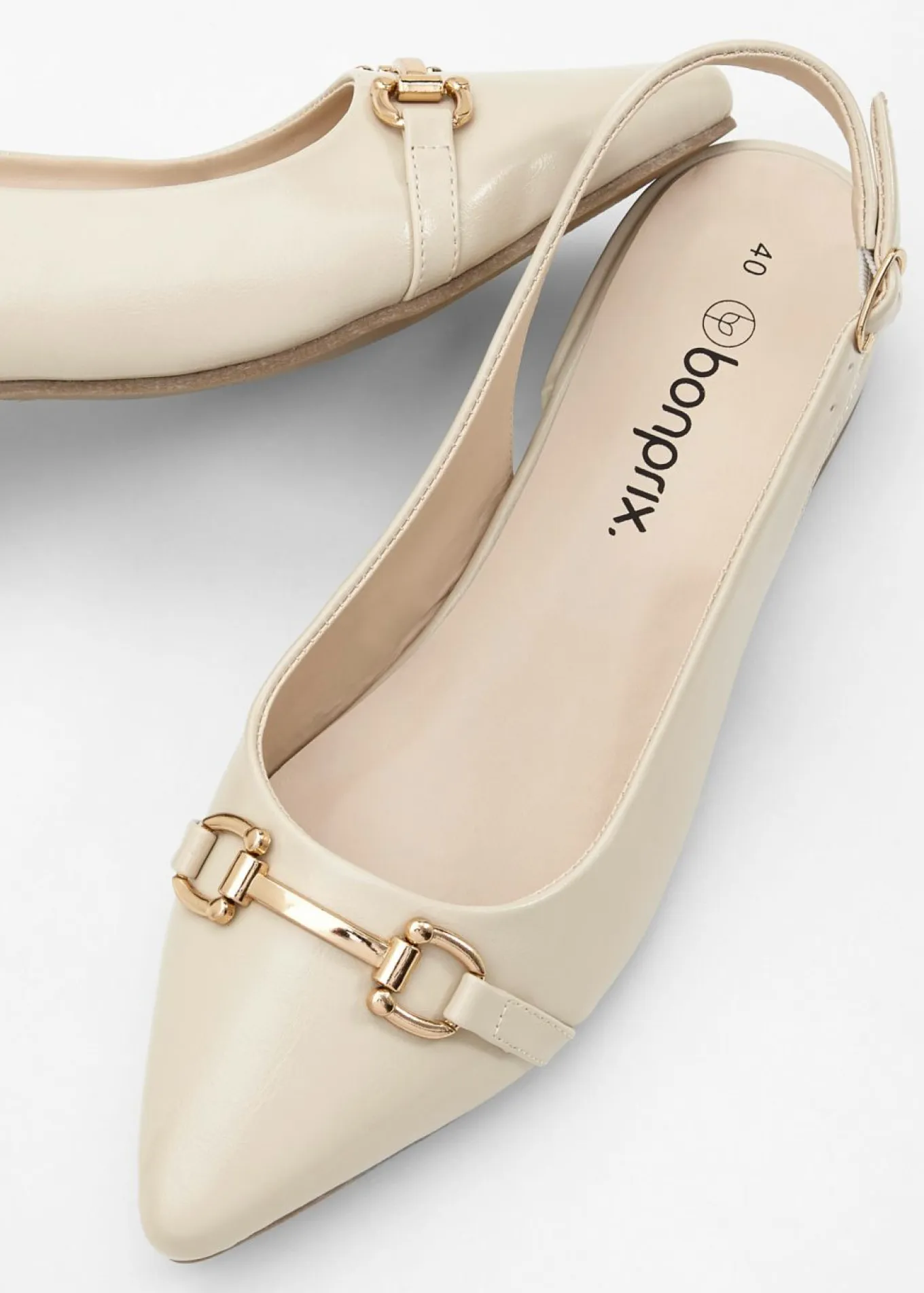 Zapatos de tacón con talón al descubierto