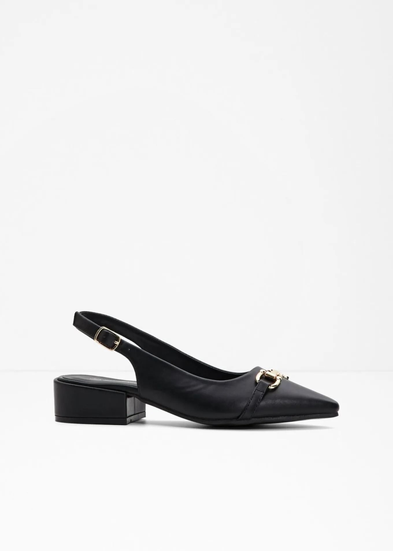 Zapatos de tacón con talón al descubierto