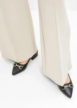 Zapatos de tacón con talón al descubierto