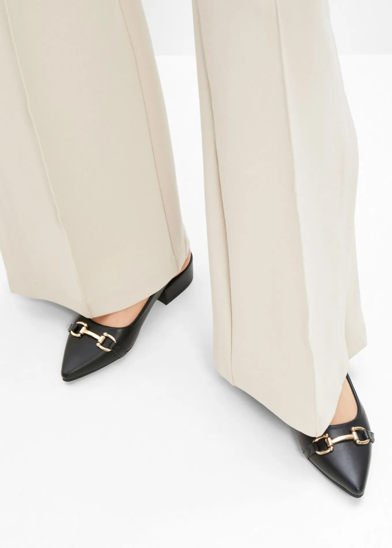Zapatos de tacón con talón al descubierto