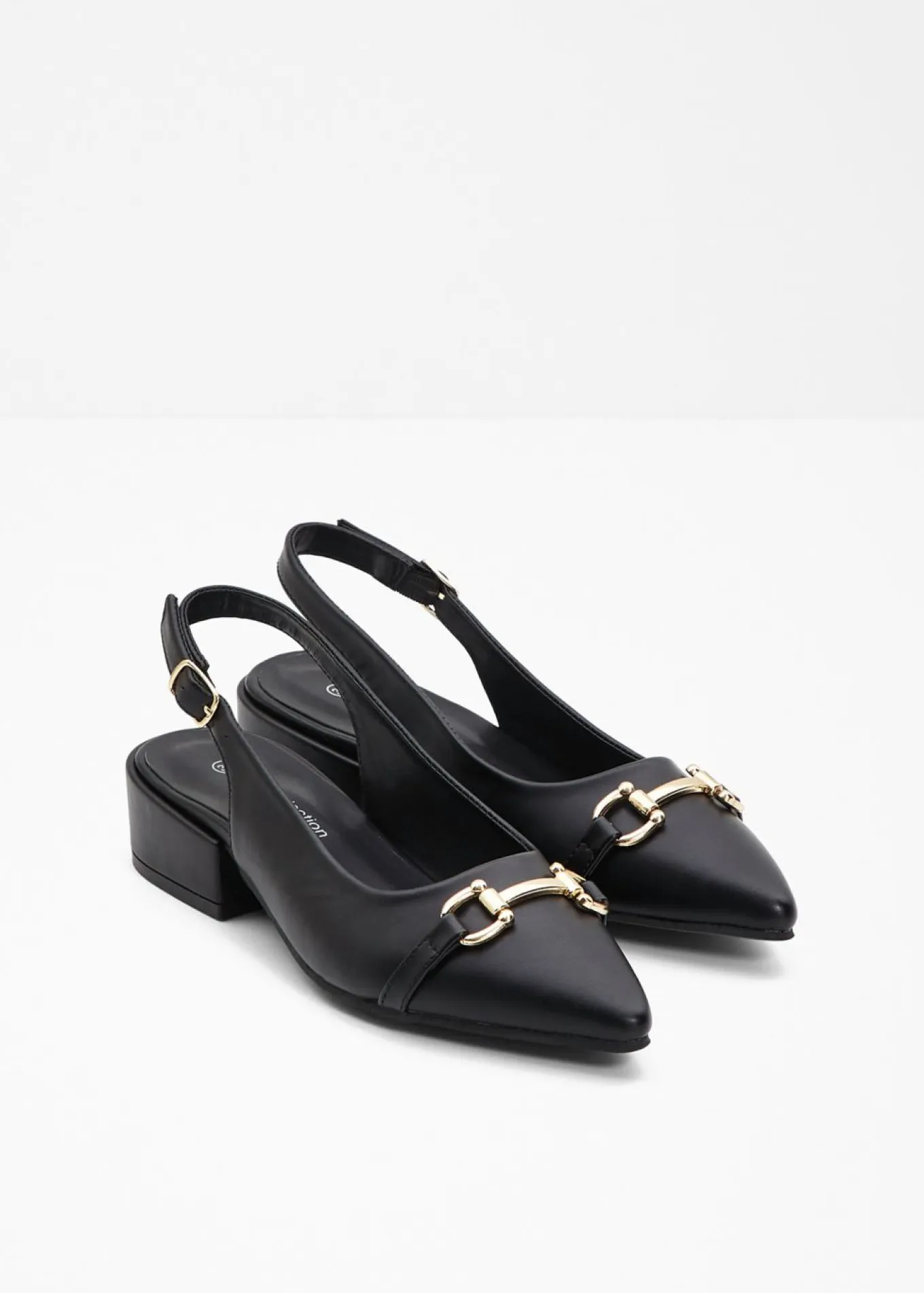 Zapatos de tacón con talón al descubierto