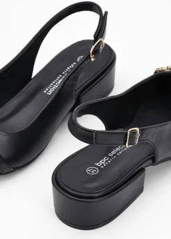 Zapatos de tacón con talón al descubierto