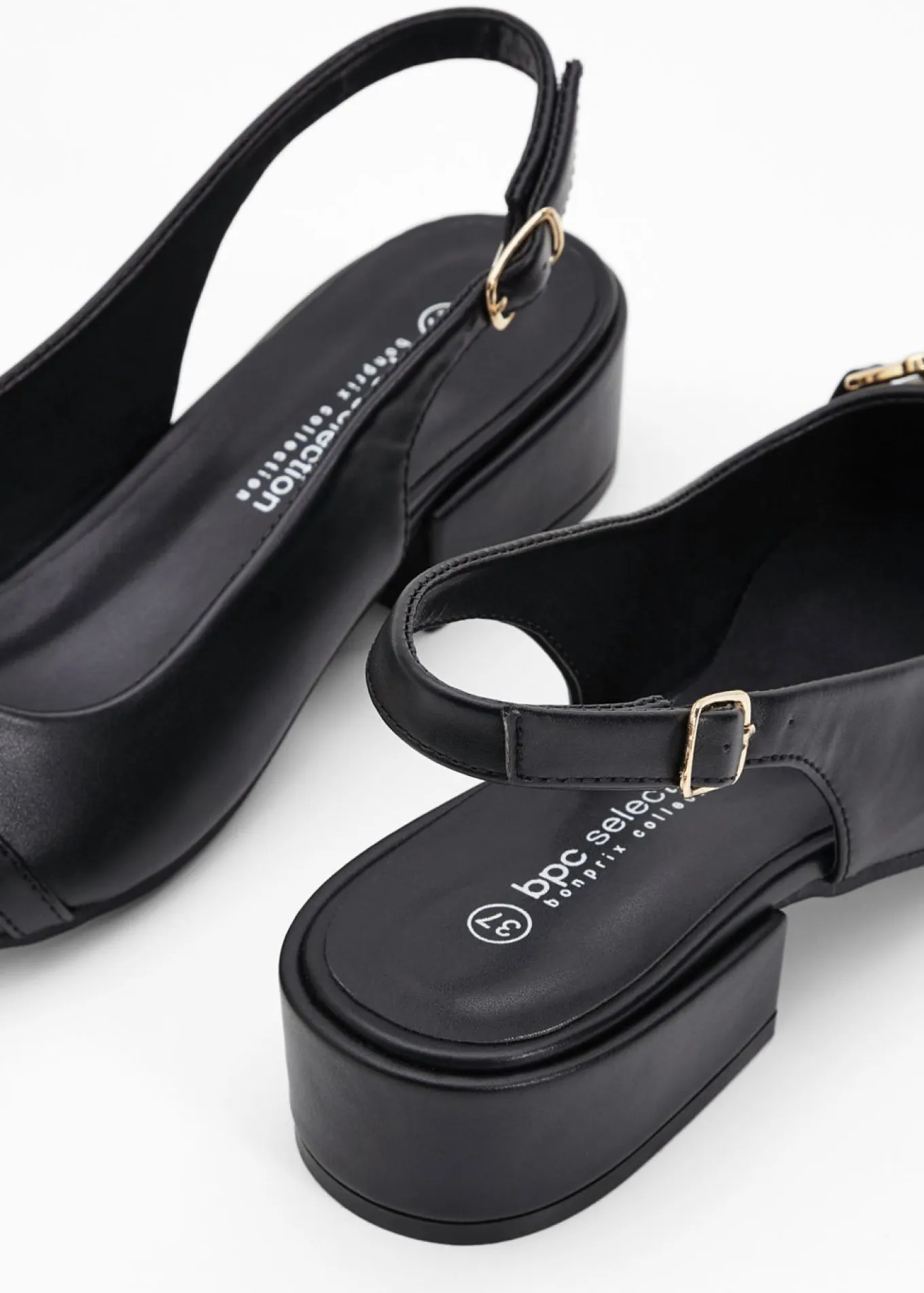 Zapatos de tacón con talón al descubierto