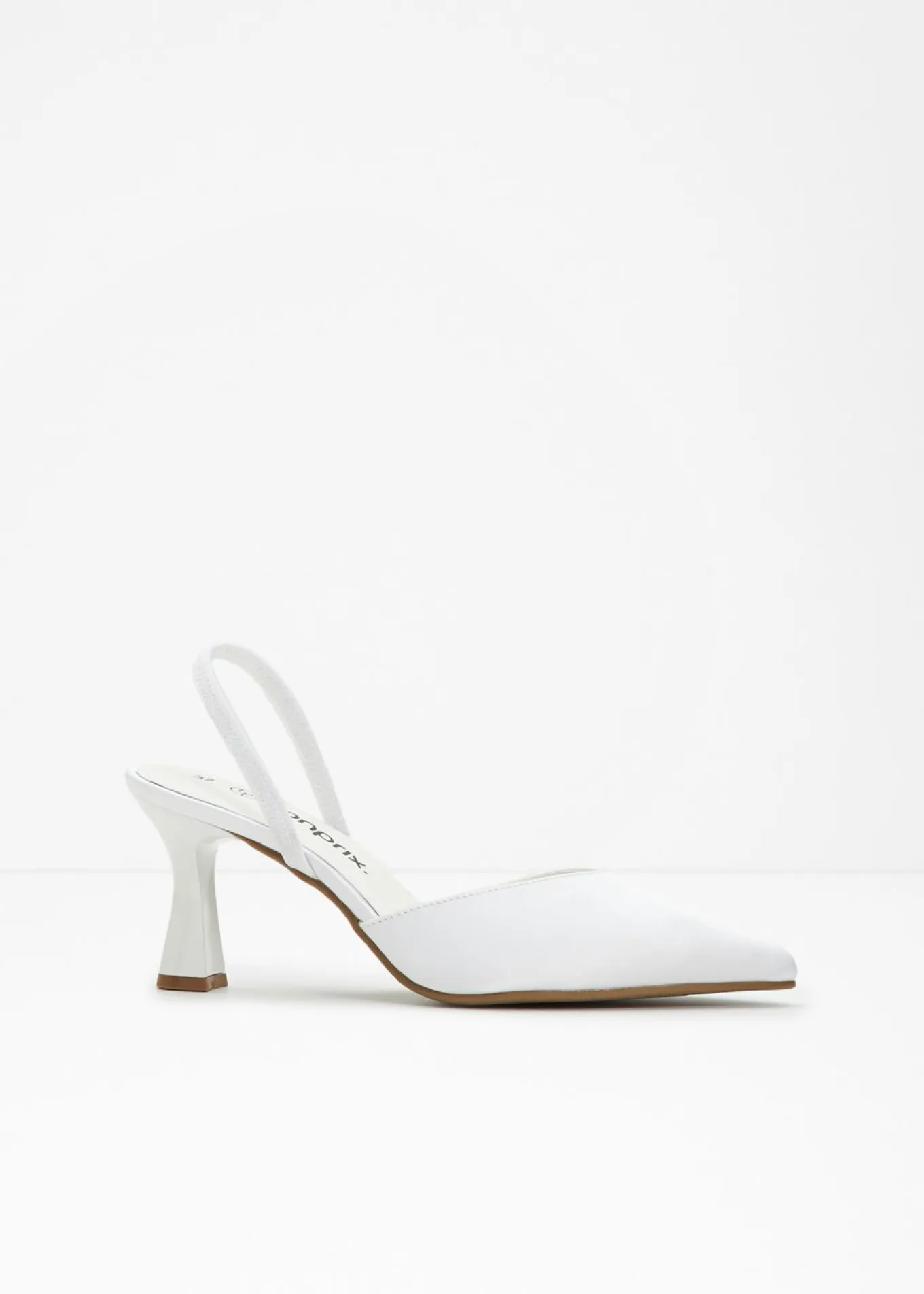 Zapatos de tacón con talón al descubierto