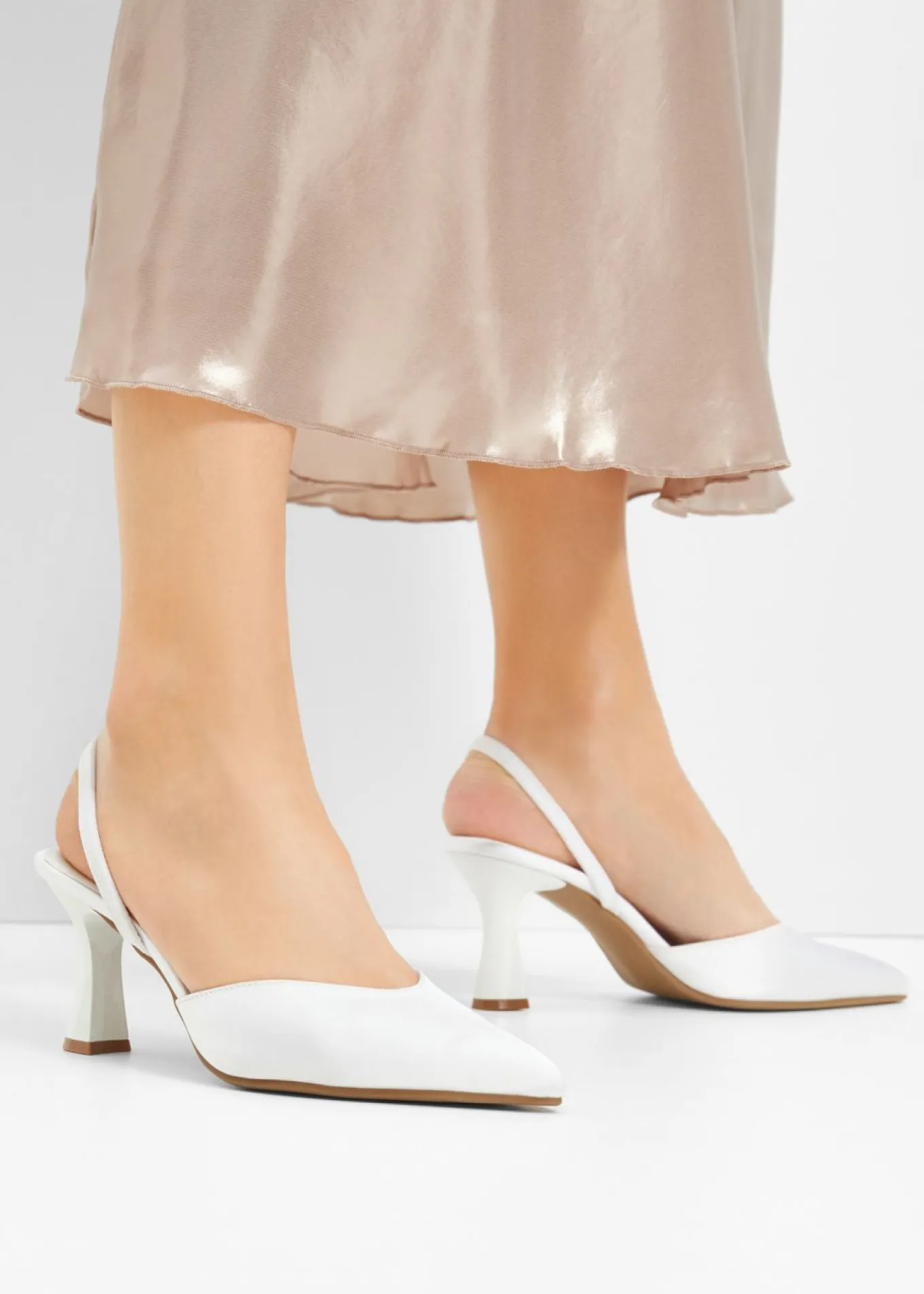Zapatos de tacón con talón al descubierto