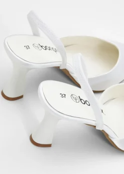 Zapatos de tacón con talón al descubierto