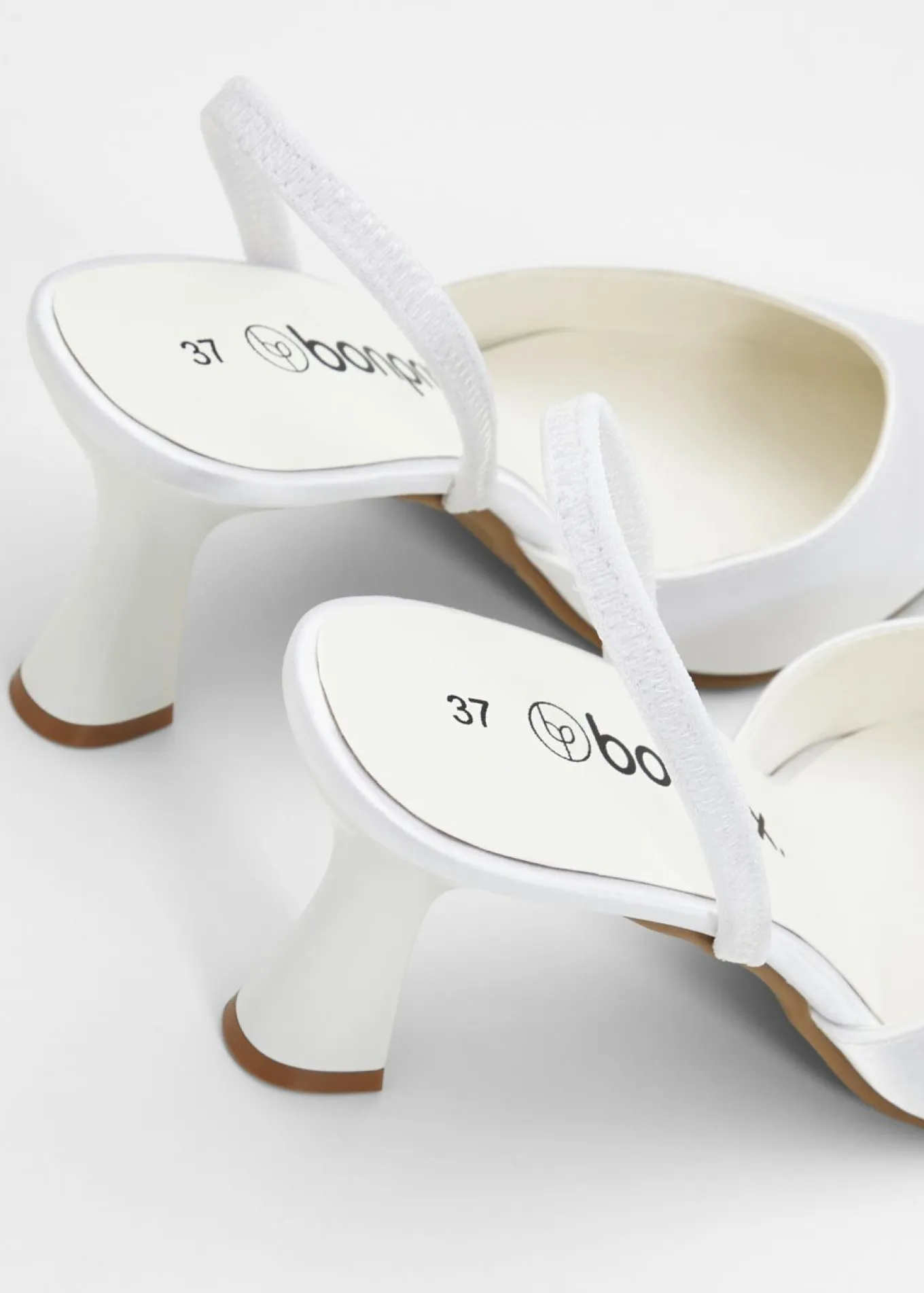 Zapatos de tacón con talón al descubierto