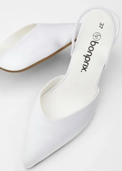Zapatos de tacón con talón al descubierto