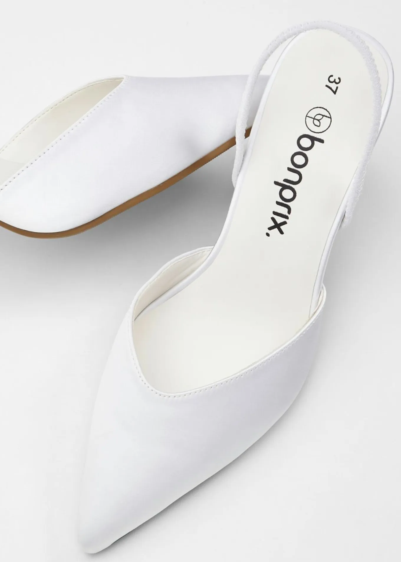 Zapatos de tacón con talón al descubierto
