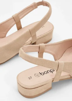 Zapatos de tacón con talón al descubierto