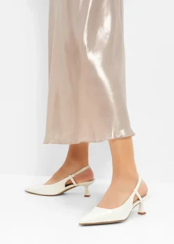 Zapatos de tacón con talón al descubierto