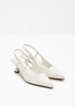 Zapatos de tacón con talón al descubierto