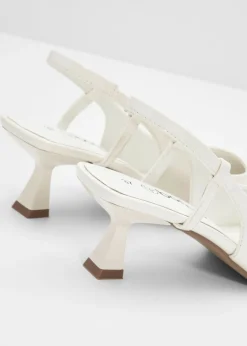 Zapatos de tacón con talón al descubierto